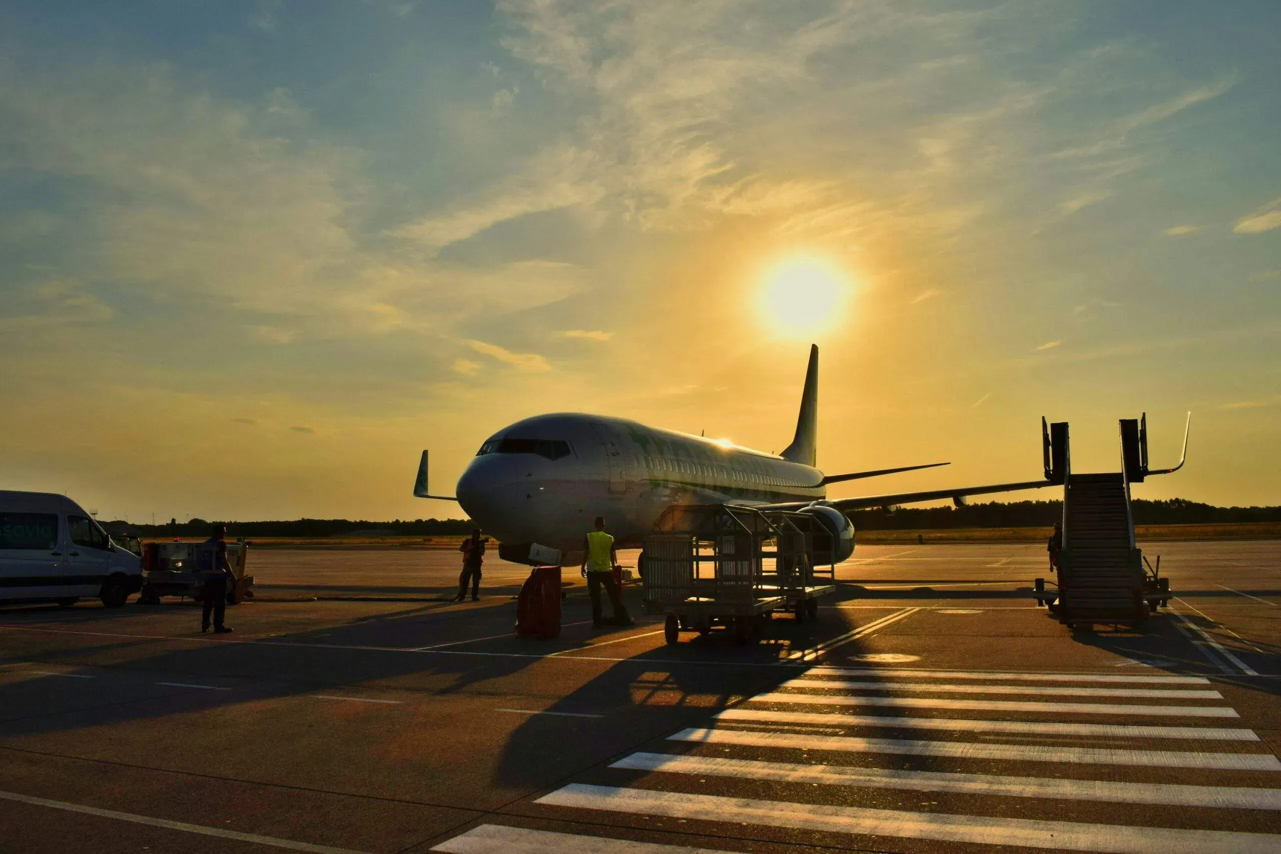 Avion de ligne stationné sur le tarmac de l'aéroport au soleil couchant