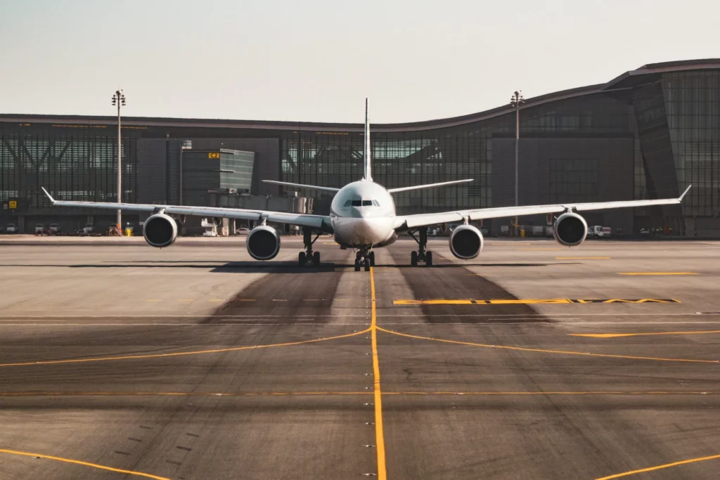 Vue de face d'un avion de ligne stationné sur la piste de roulement d'un aéroport